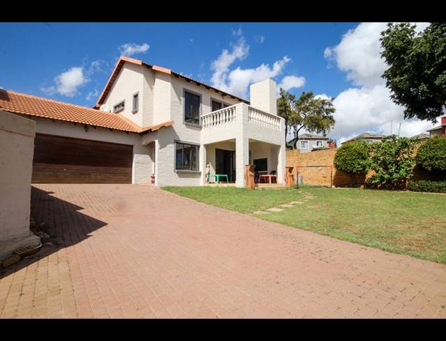 4 BEDROOM TOWNHOUSE FOR SALE IN THATCHFIELD